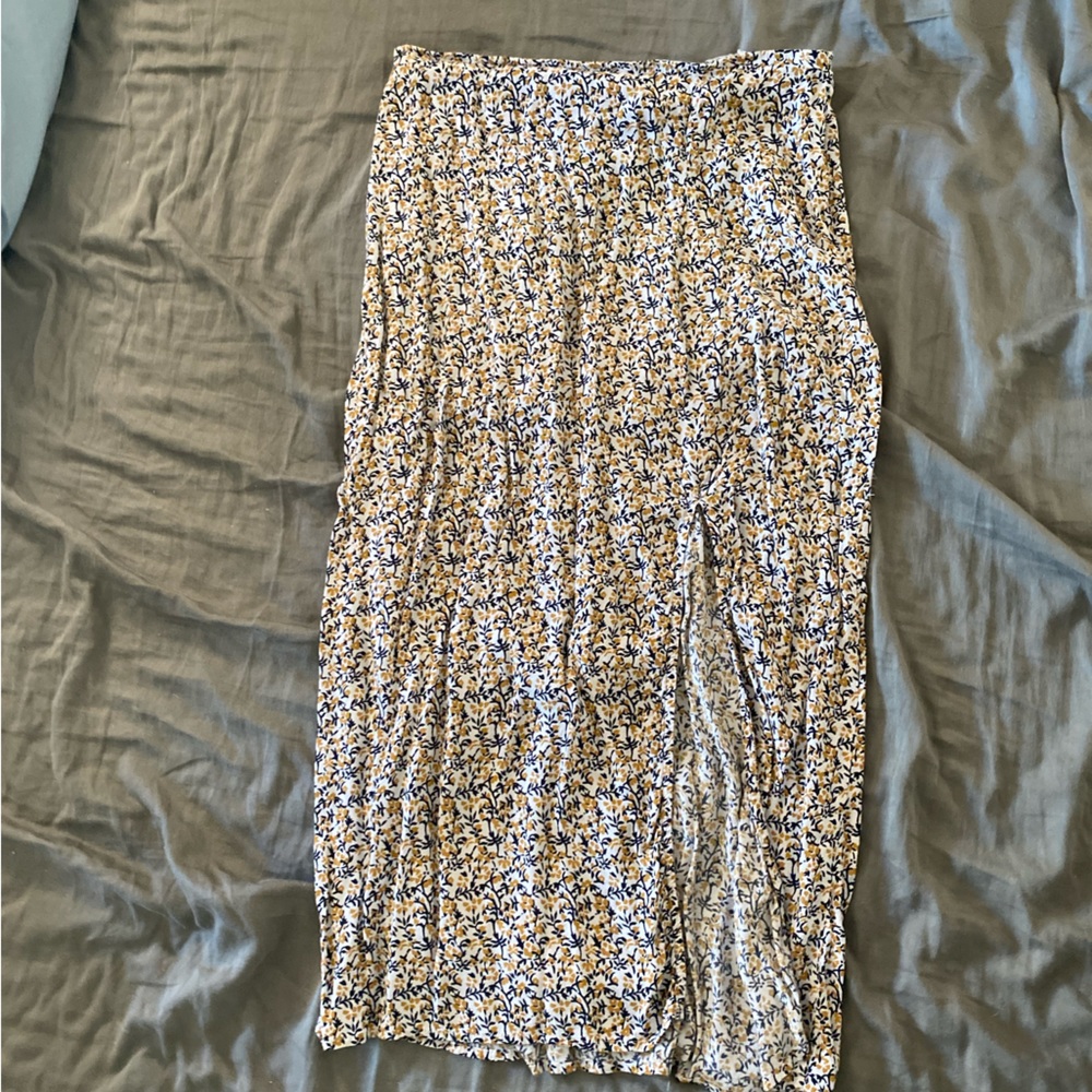 Yellow and grey floral skirt with slit.